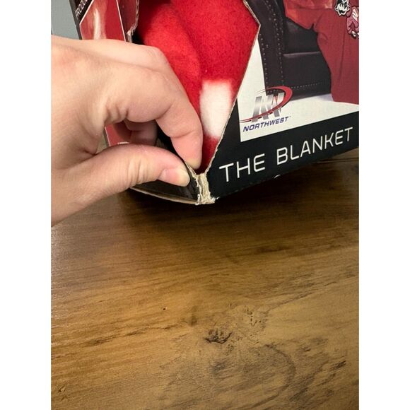 NIB UW Badger Comfy Throw - Picture 4 of 4